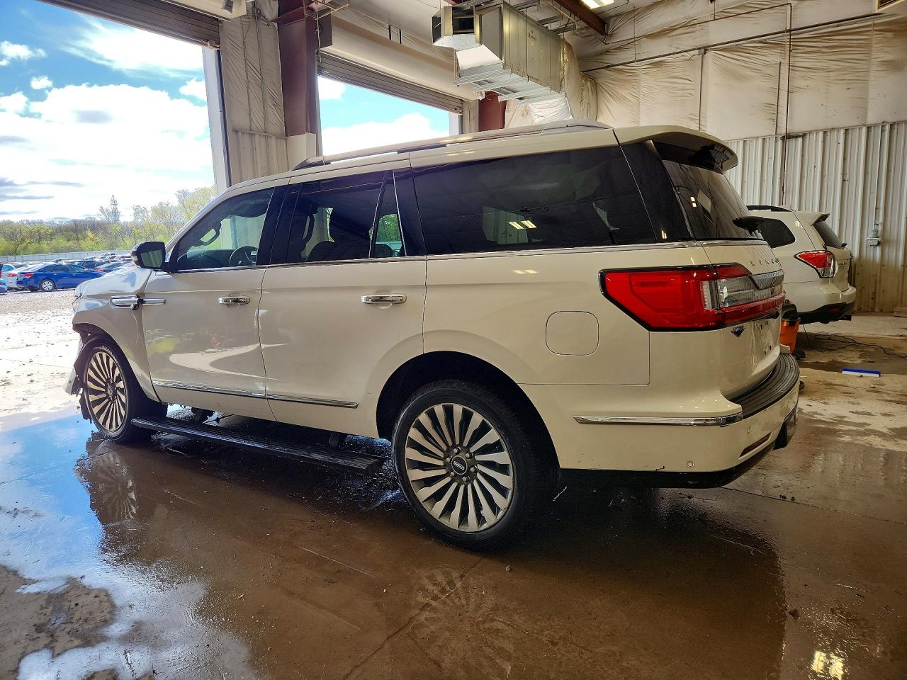 5LMJJ2LT3KEL25081 · 2019 LINCOLN NAVIGATOR · 2/13