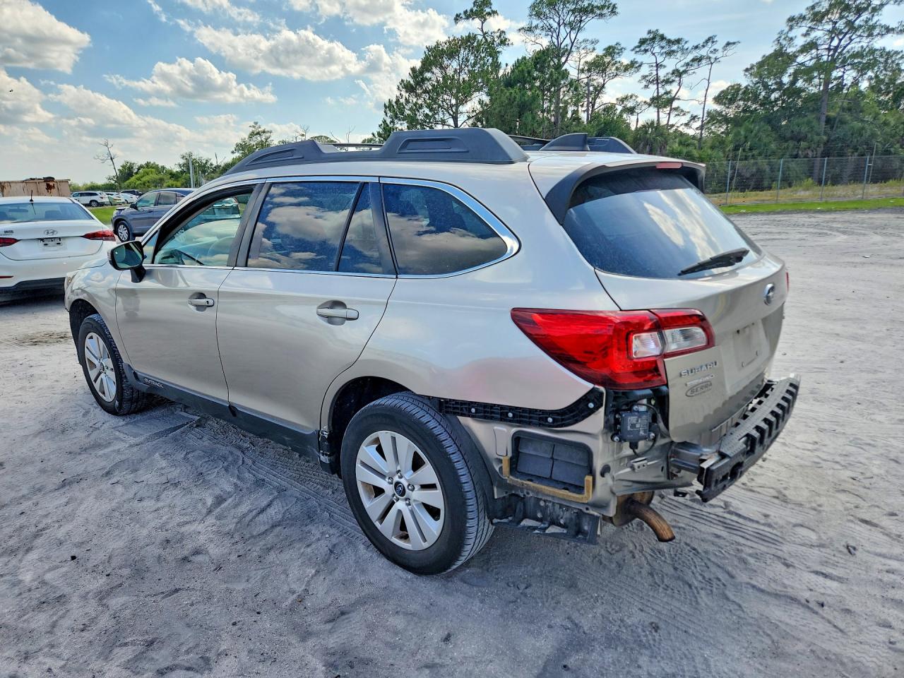 4S4BSAHC1J3285729 · 2018 SUBARU OUTBACK · 2/14