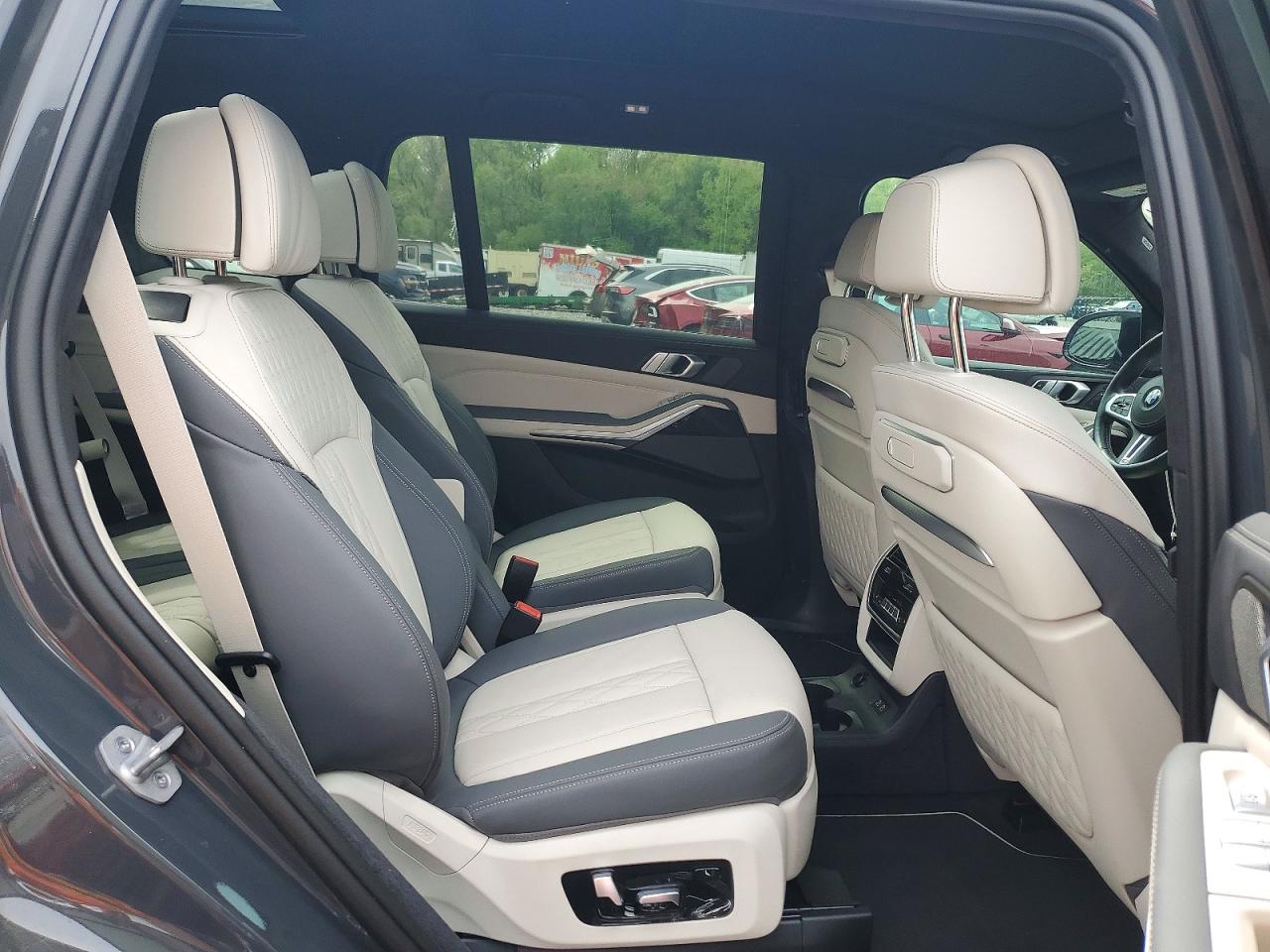 NJ2447E · 2025 BMW X7 · 11/13