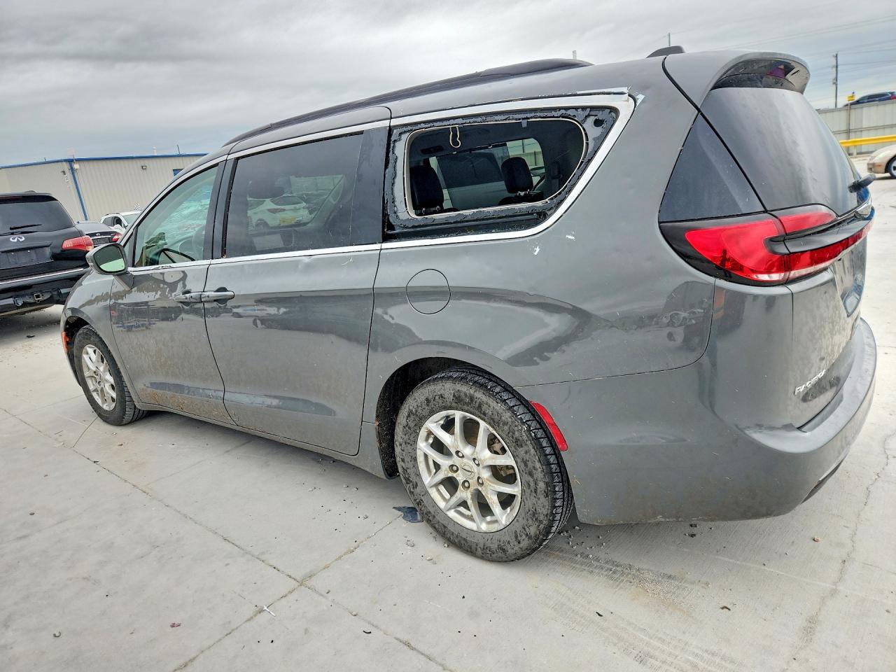 2C4RC1BG8NR177570 · 2022 CHRYSLER PACIFICA · 2/13