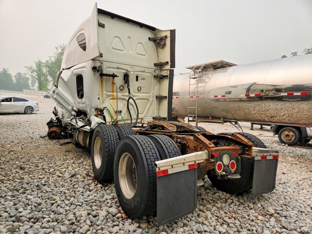 3AKJHHDR7JSJW0118 · 2018 FREIGHTLINER CASCADIA 126 · 3/10
