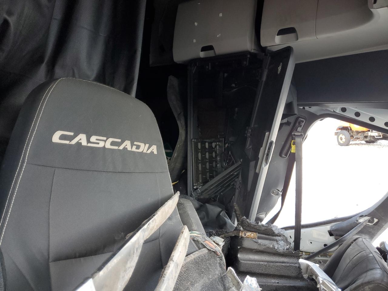 3AKJHHDR7JSJW0118 · 2018 FREIGHTLINER CASCADIA 126 · 6/10