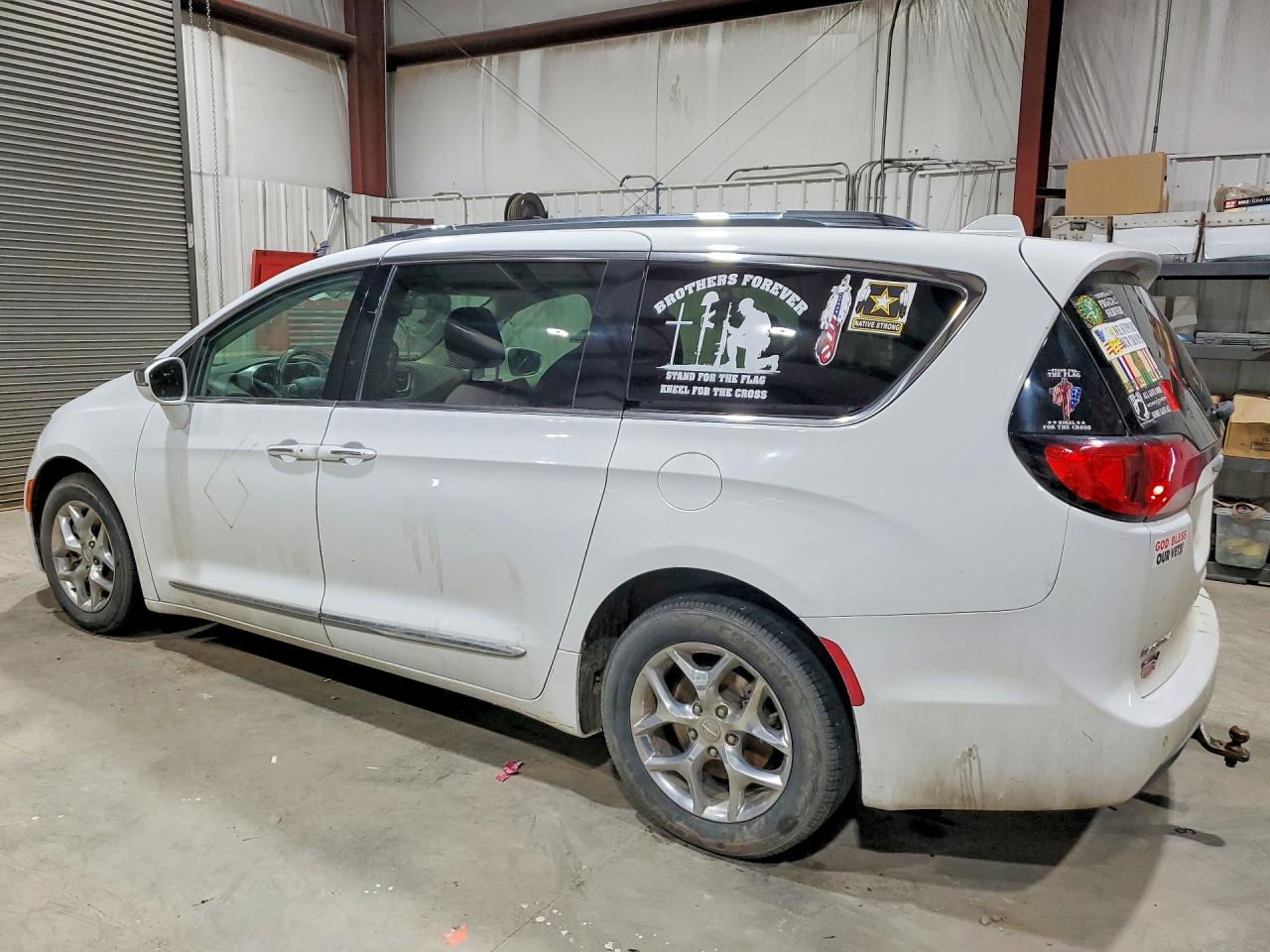 2C4RC1GG8JR185395 · 2018 CHRYSLER PACIFICA · 2/13
