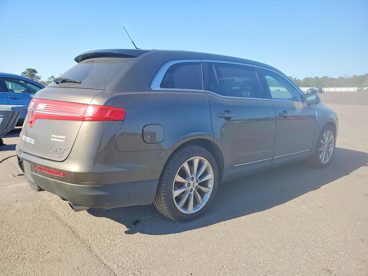 2LMHJ5AT1BBJ52926 · 2011 LINCOLN MKT · 3/13