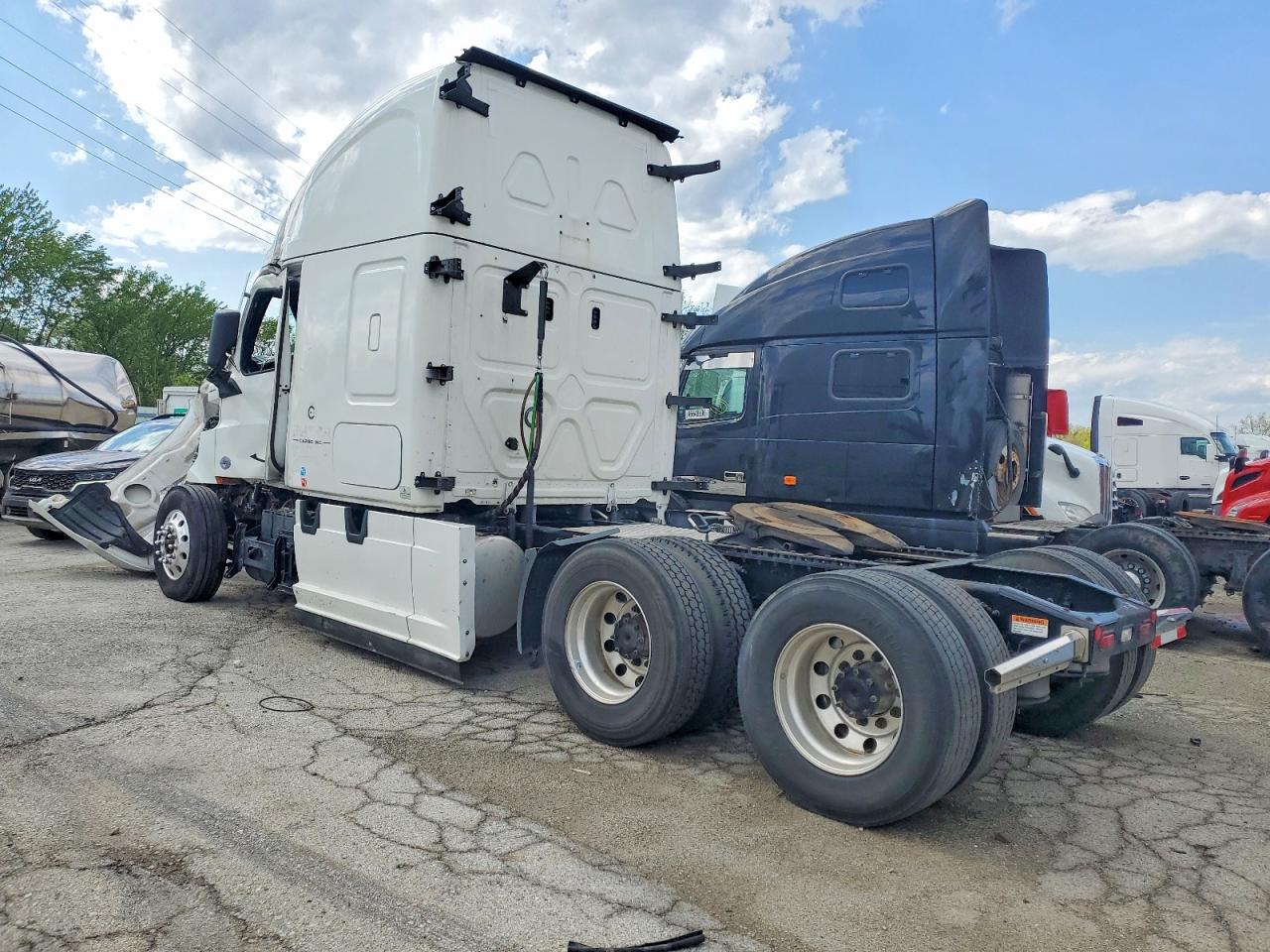 3AKJHHDR6RSVB8865 · 2024 FREIGHTLINER CASCADIA 126 · 3/10
