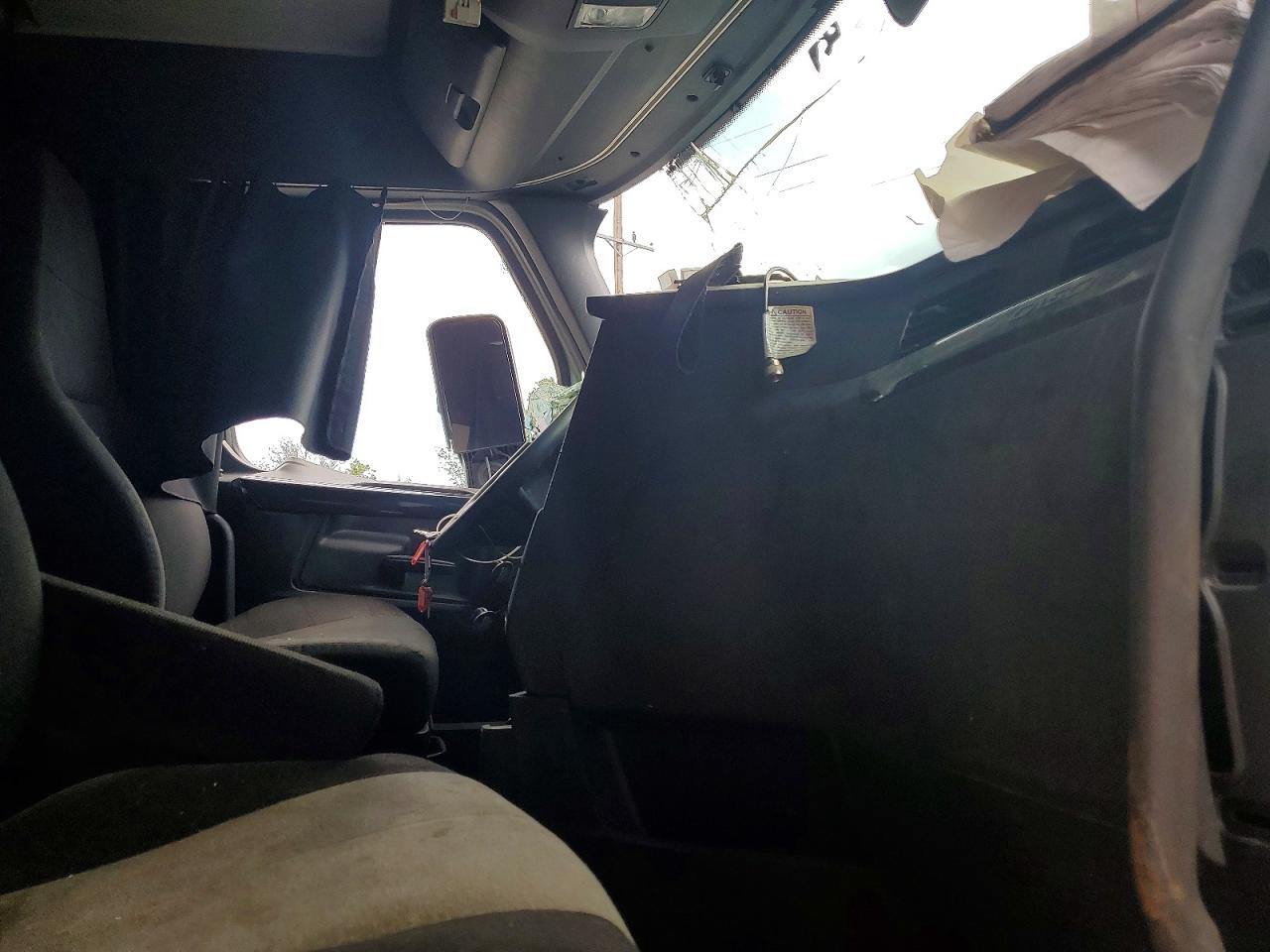 3AKJHHDR6RSVB8865 · 2024 FREIGHTLINER CASCADIA 126 · 5/10