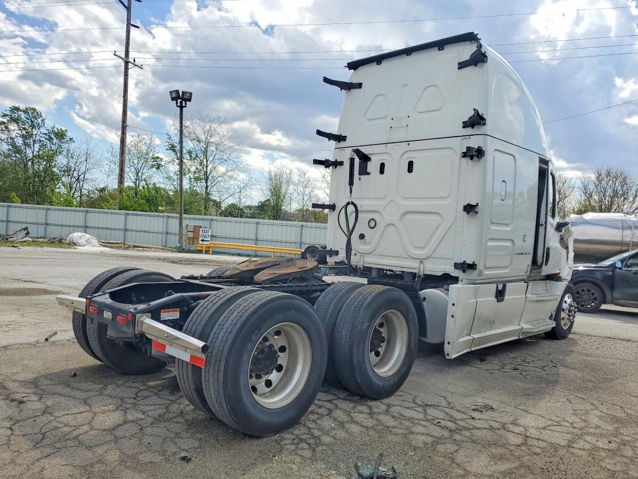 3AKJHHDR6RSVB8865 · 2024 FREIGHTLINER CASCADIA 126 · 4/10