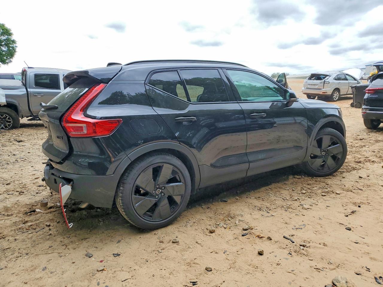 YV4L12UD3T2761937 · 2026 VOLVO XC40 · 3/13