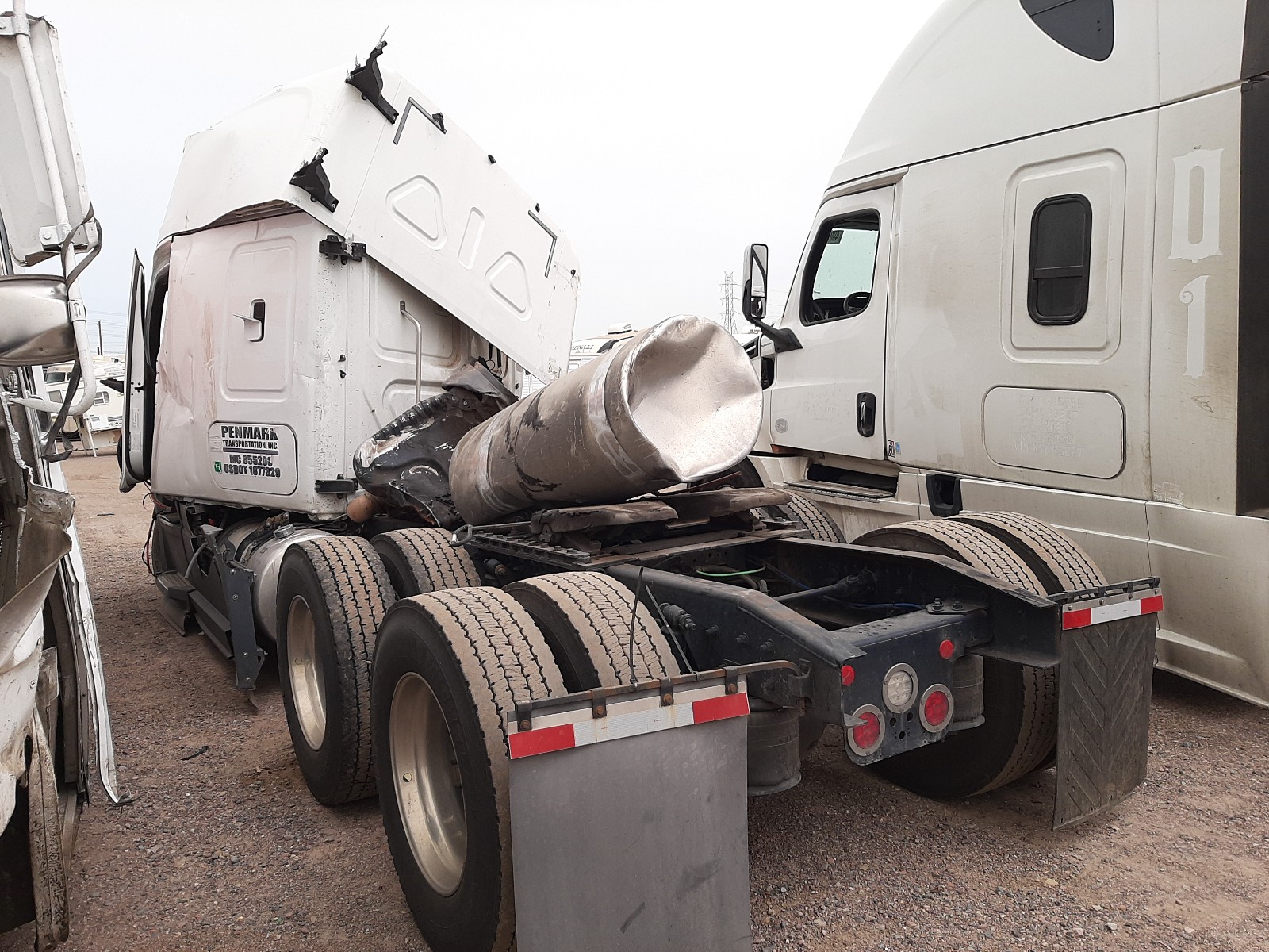 3AKJHHDRXLSKV8398 · 2020 FREIGHTLINER CASCADIA 126 · 3/10