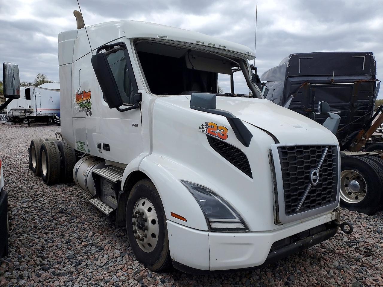 4V4WC9EH9LN233973 · 2020 VOLVO VNR