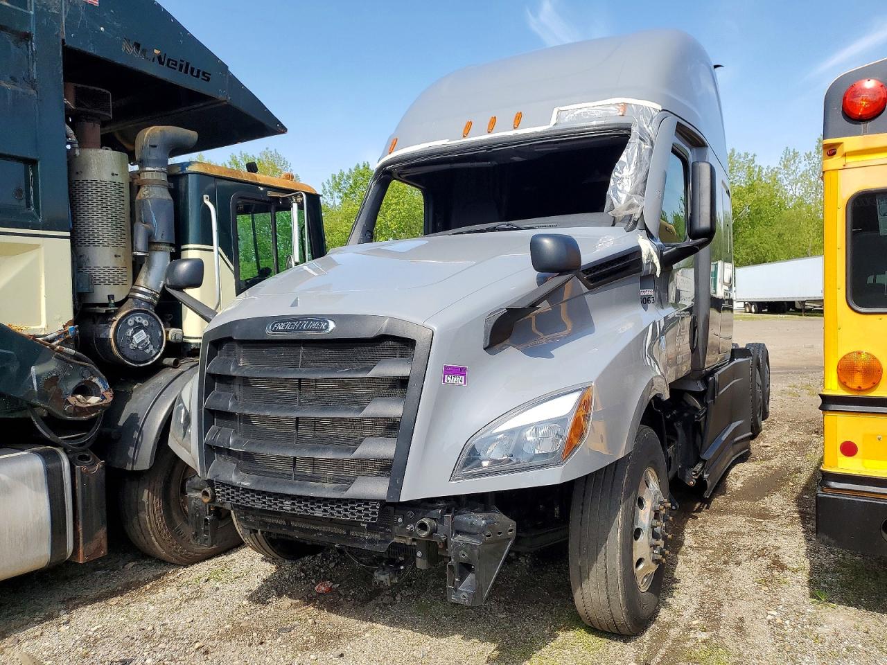 3AKJHHDR2TSWJ1832 · 2026 FREIGHTLINER CASCADIA 126 · 2/10