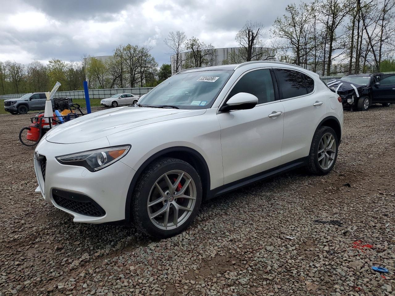 ZASFAKBN4J7B94883 · 2018 ALFA ROMEO STELVIO