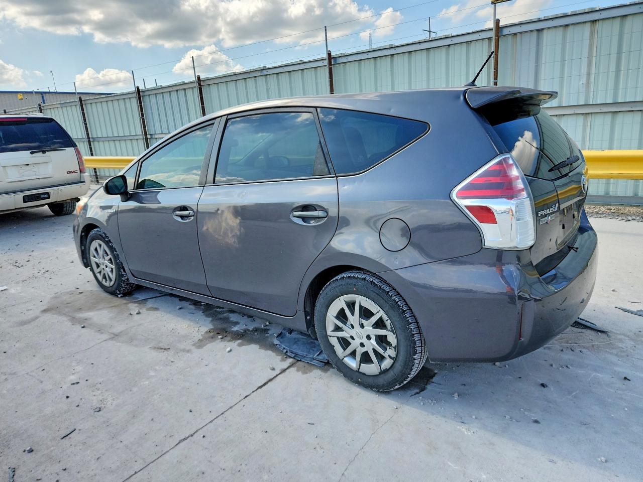 JTDZN3EU1FJ036188 · 2015 TOYOTA PRIUS V · 2/12