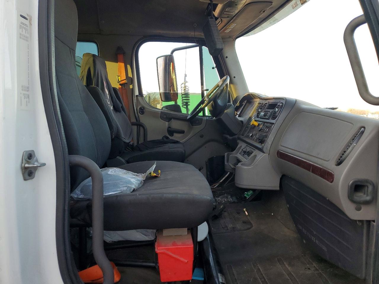 3ALACXFE0JDJX3814 · 2018 FREIGHTLINER M2 · 5/10