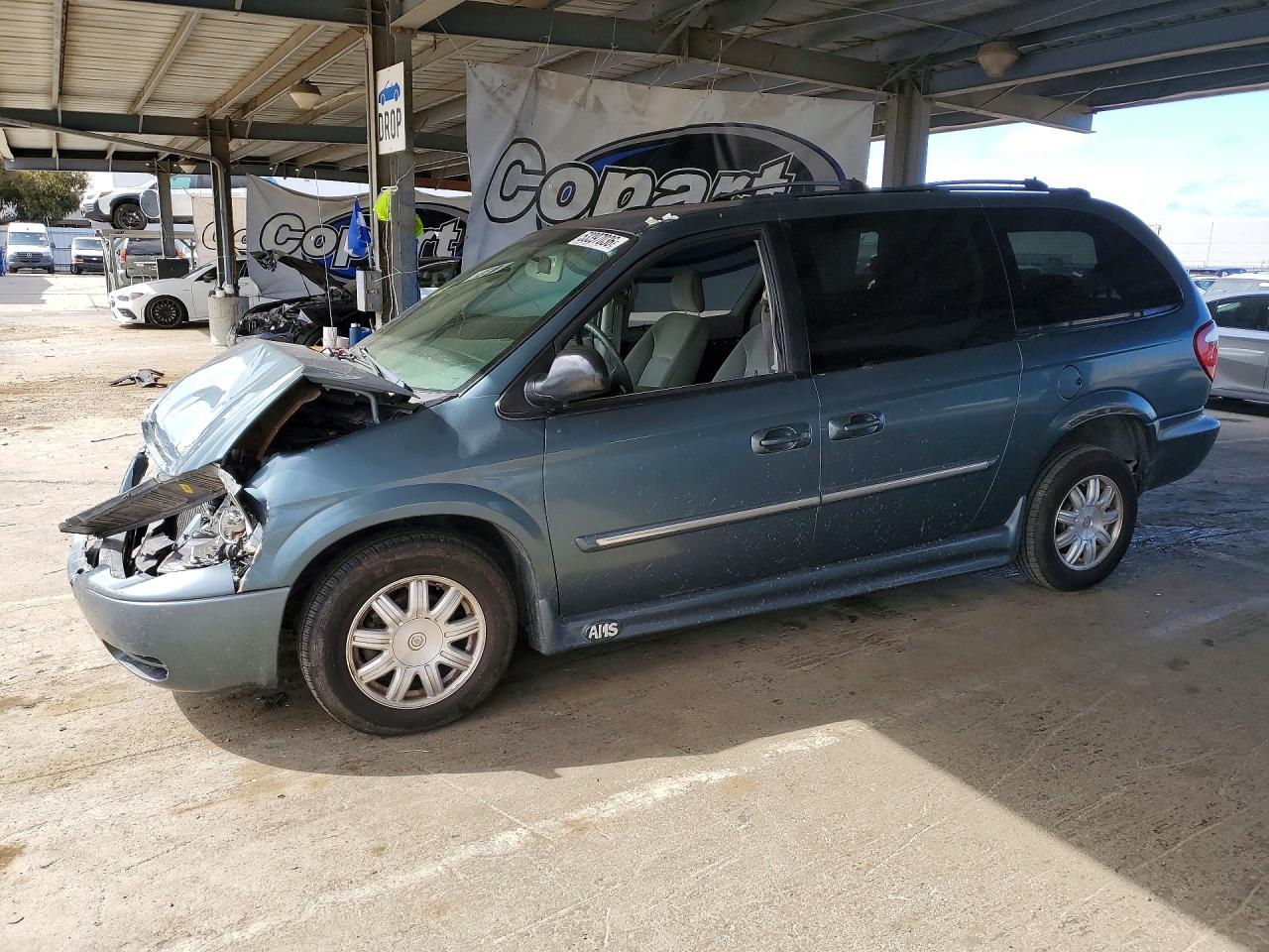 2C4GP54L95R209200 · 2005 CHRYSLER TOWN & COUNTRY