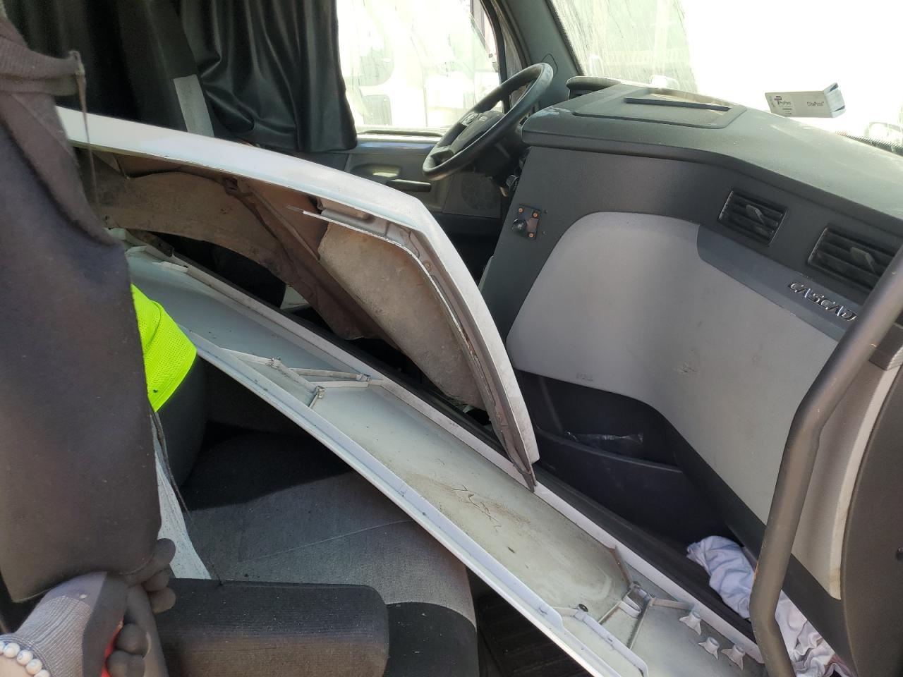 3AKJHHDR8KSKB6127 · 2019 FREIGHTLINER CASCADIA 126 · 5/10