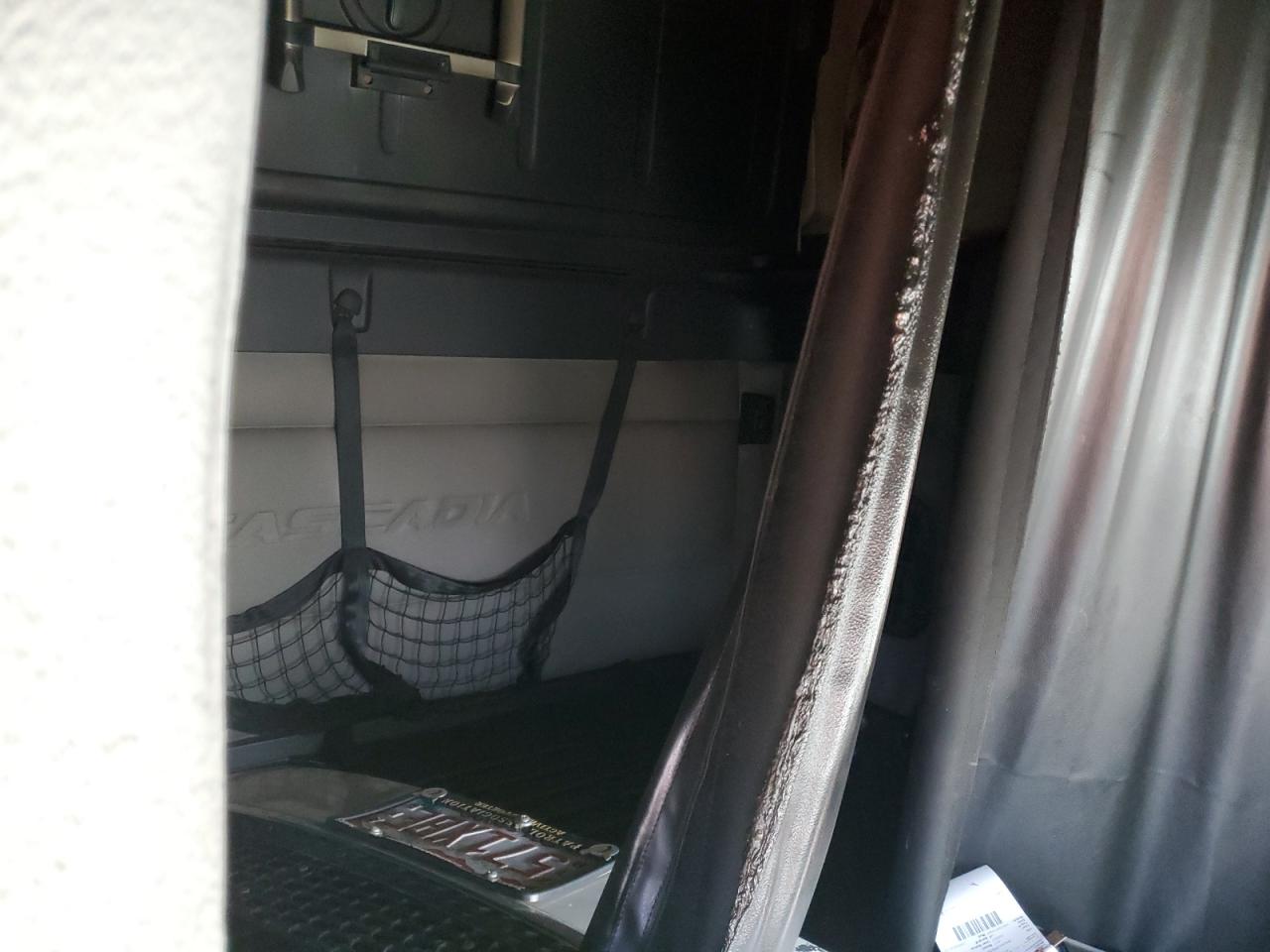 3AKJHHDR8KSKB6127 · 2019 FREIGHTLINER CASCADIA 126 · 6/10