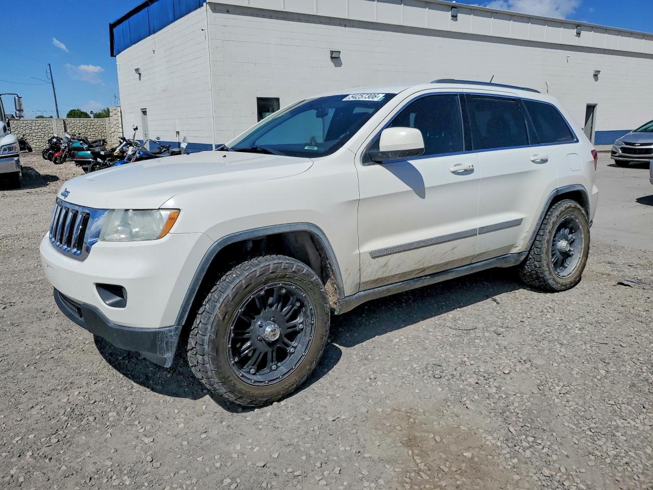 1J4RR4GG2BC654677 · 2011 JEEP GRAND CHEROKEE