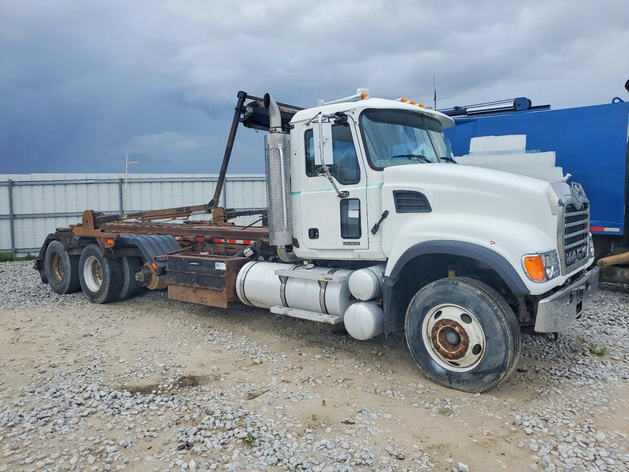 2006 MACK 700