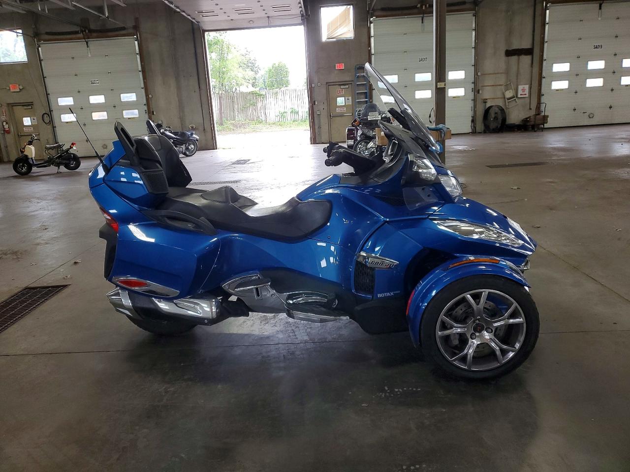 2BXNBDD23KV002859 · 2019 CAN-AM SPYDER ROADSTER