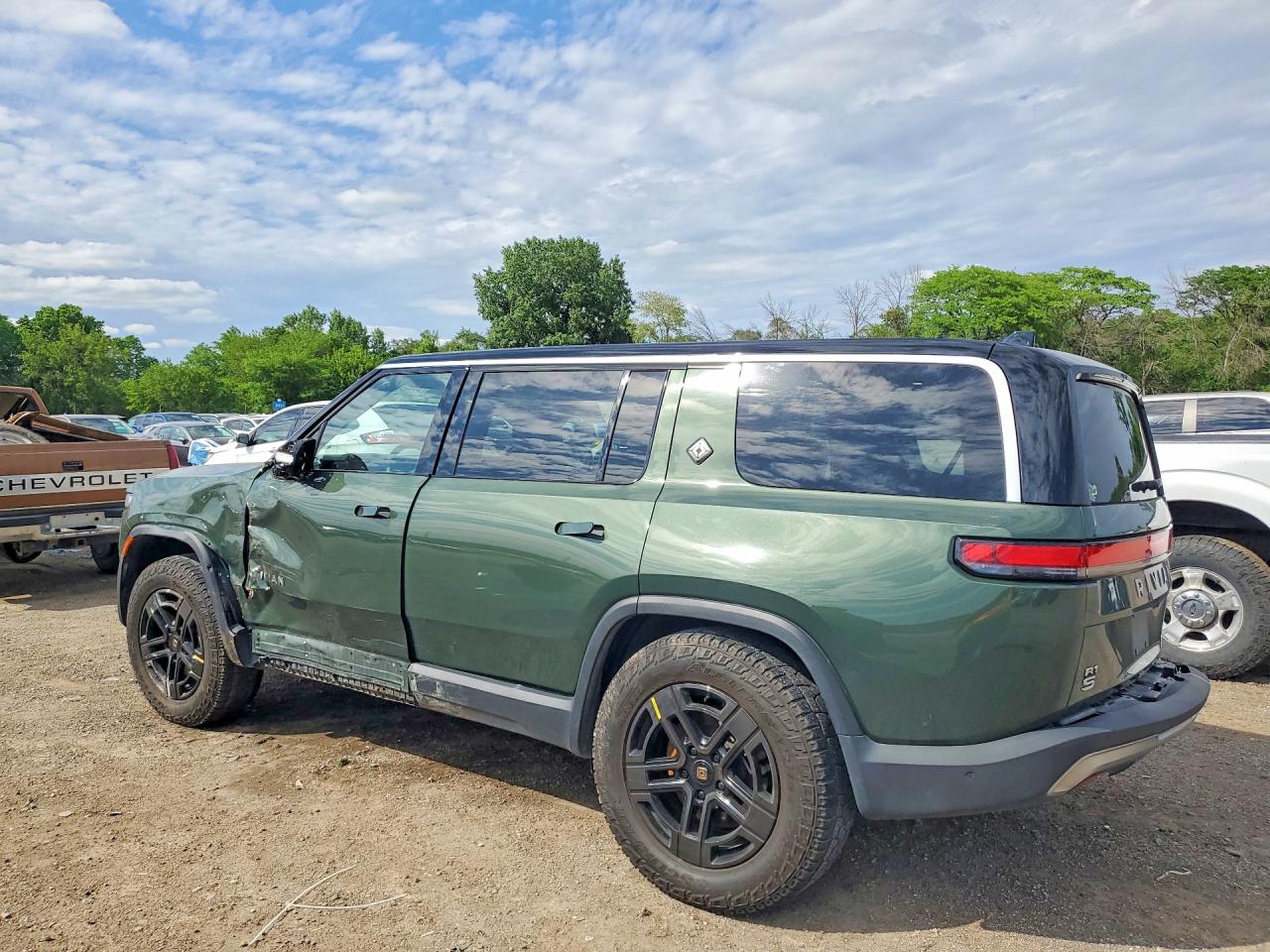 7PDSGBBA2RN044399 · 2024 RIVIAN R1S · 2/13