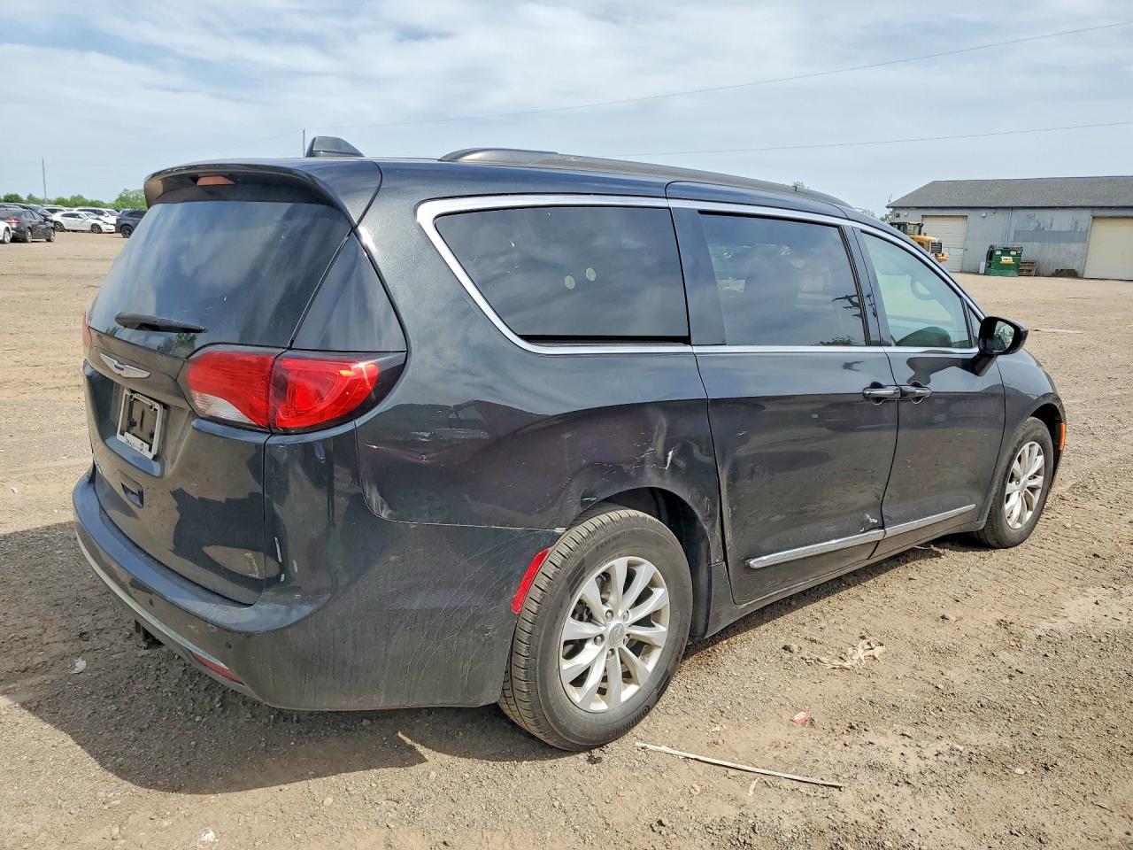 2C4RC1BG1HR832401 · 2017 CHRYSLER PACIFICA · 3/13
