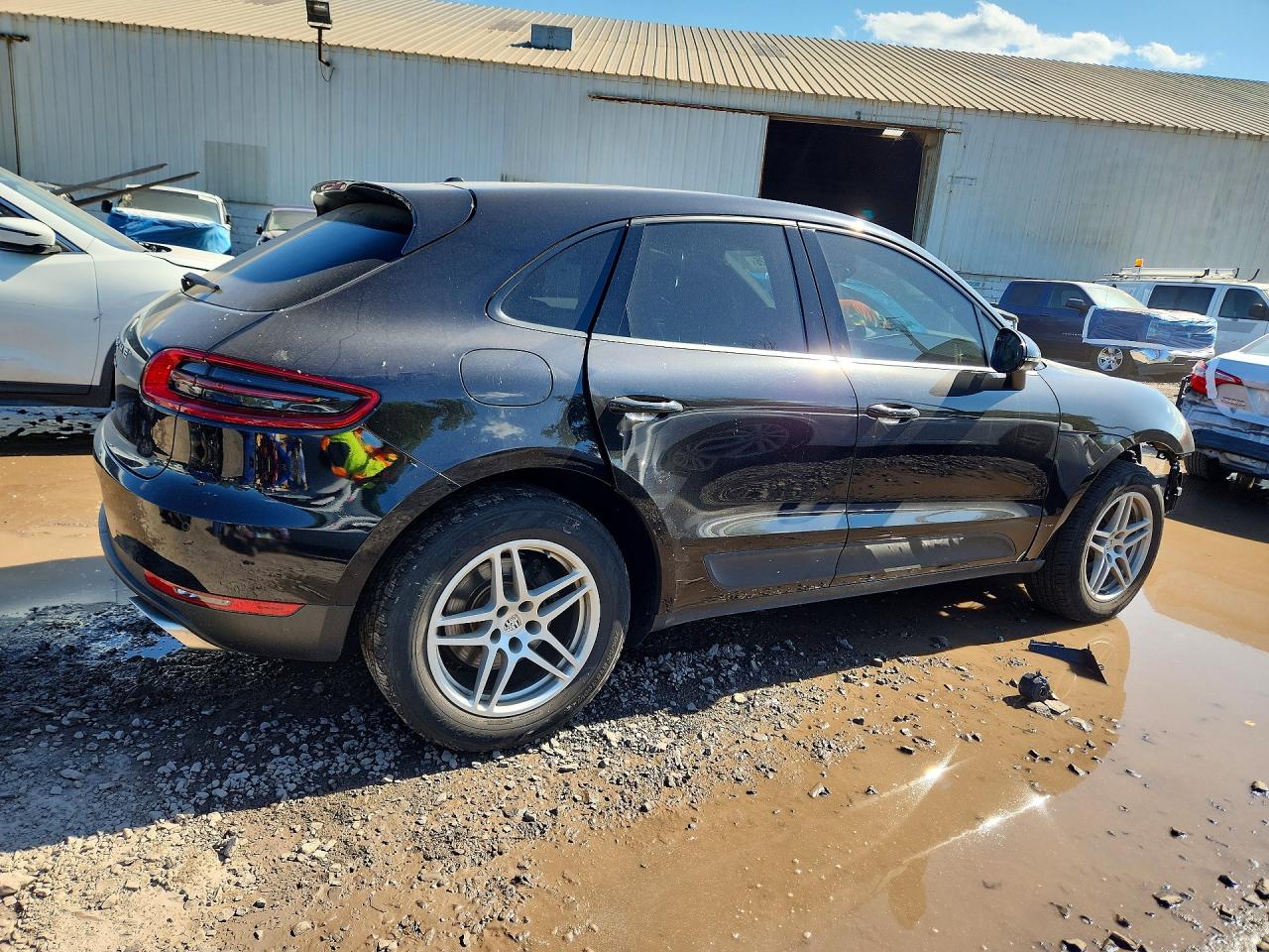 WP1AA2A50HLB02916 · 2017 PORSCHE MACAN · 3/14