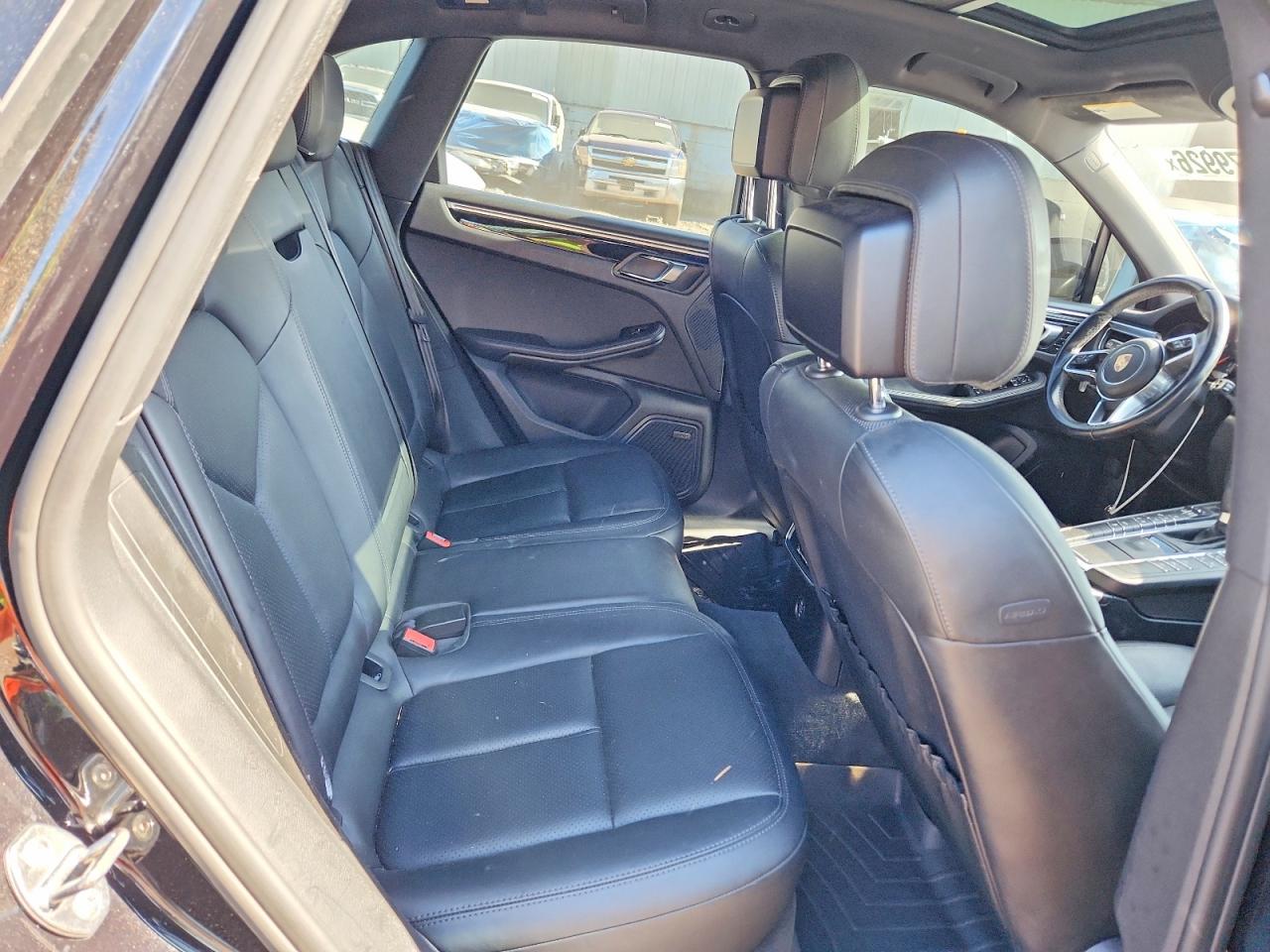 WP1AA2A50HLB02916 · 2017 PORSCHE MACAN · 11/14