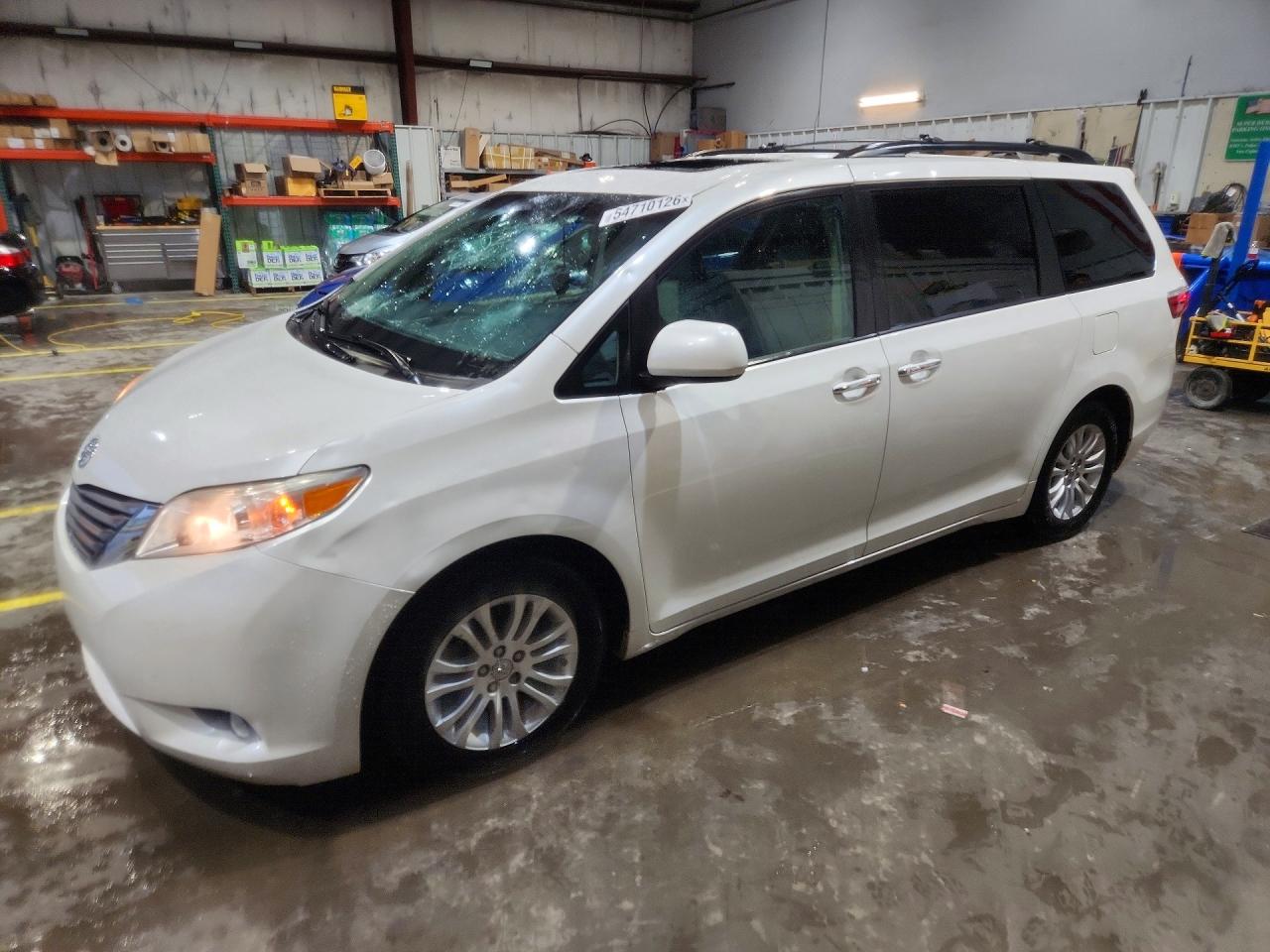 5TDYZ3DC0HS893584 · 2017 TOYOTA SIENNA