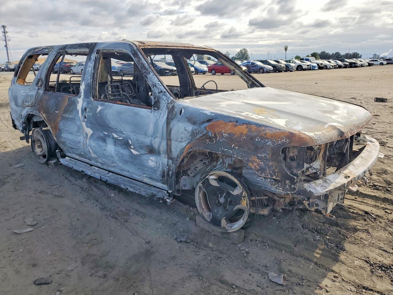JNRAR07Y0YW075957 · 2000 INFINITI QX4 · 4/12