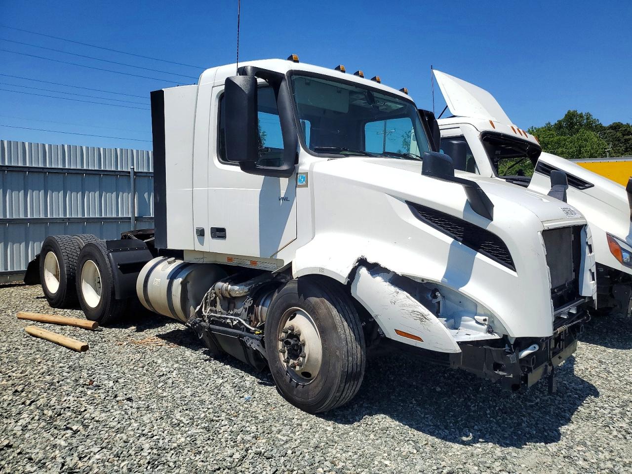 4V4NC9EH7SN671272 · 2025 VOLVO VNL