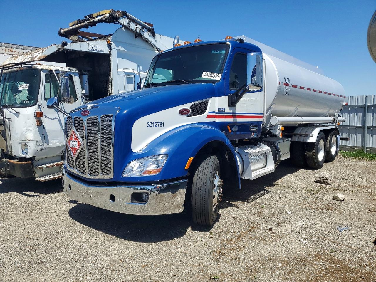 1NPBLP9X2HD368928 · 2017 PETERBILT 579 · 2/10