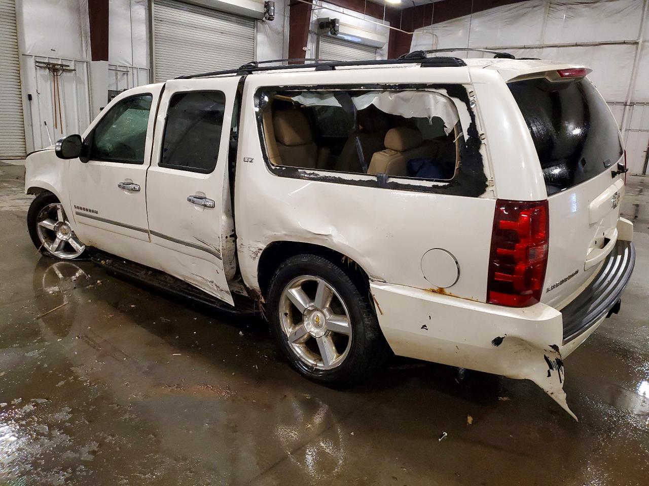 1GNSKKE32BR197082 · 2011 CHEVROLET SUBURBAN · 2/14