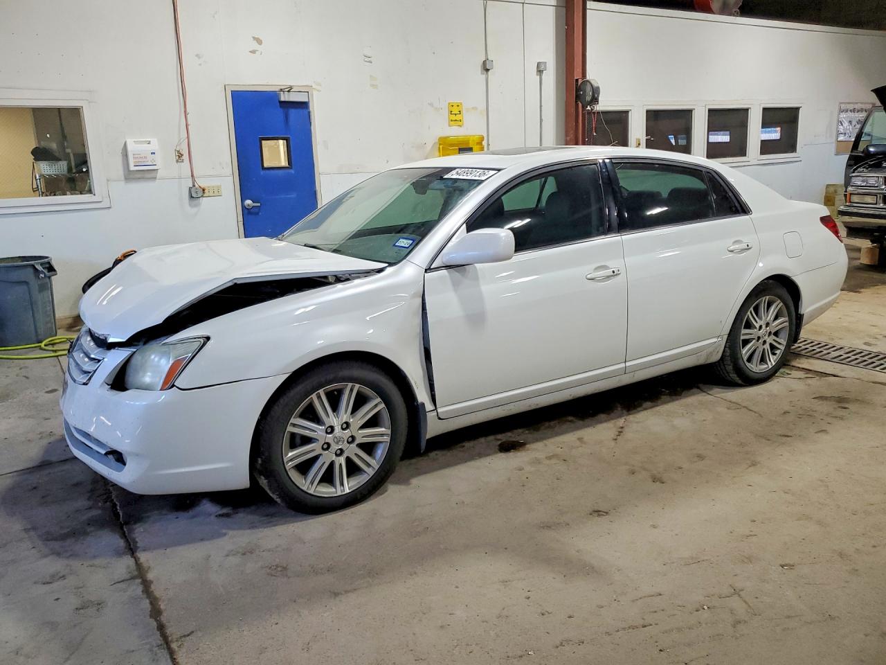 4T1BK36BX6U113044 · 2006 TOYOTA AVALON