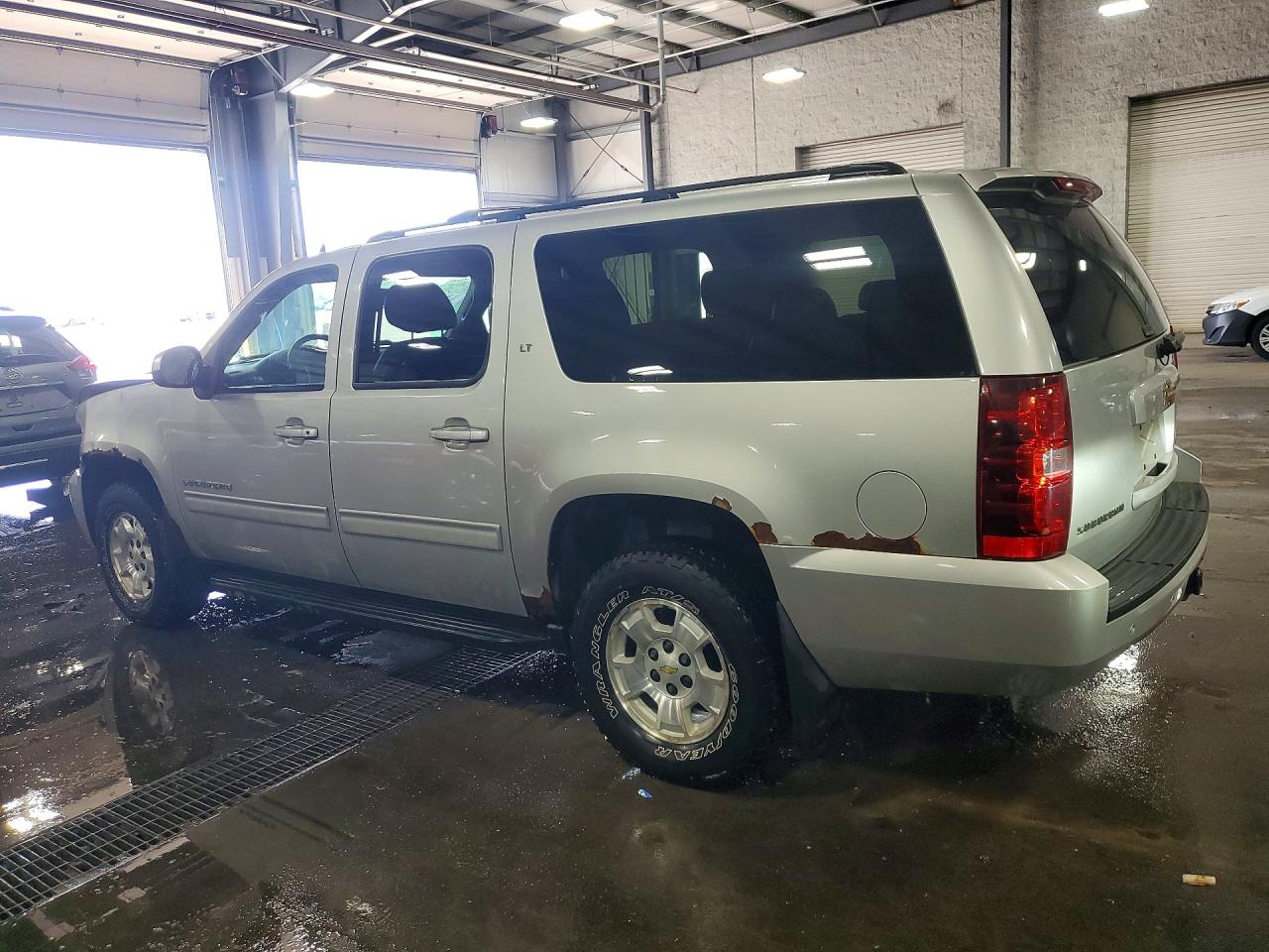 1GNSKJE38BR332513 · 2011 CHEVROLET SUBURBAN · 2/13