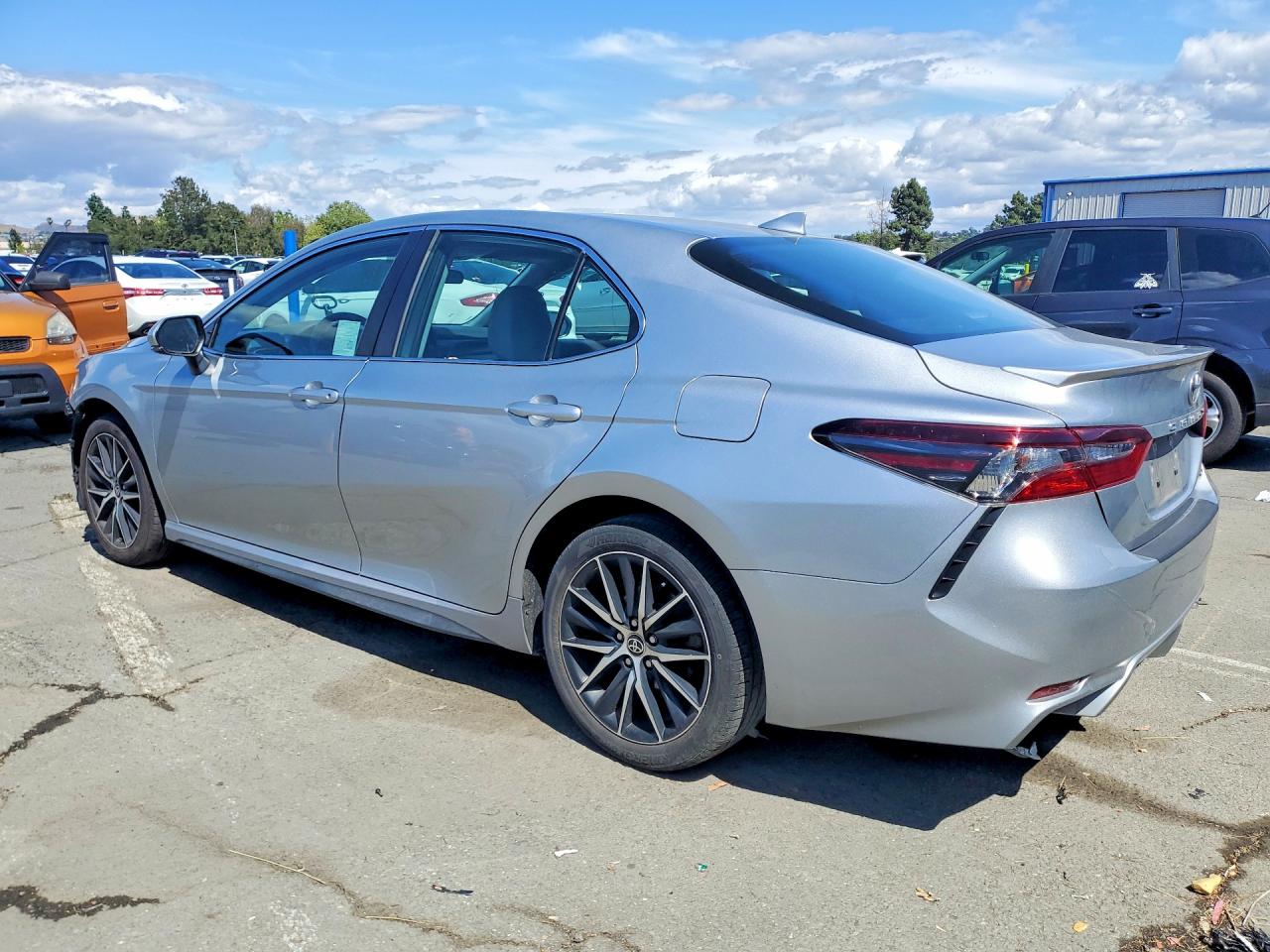 4T1G11AKXNU628600 · 2022 TOYOTA CAMRY · 2/13