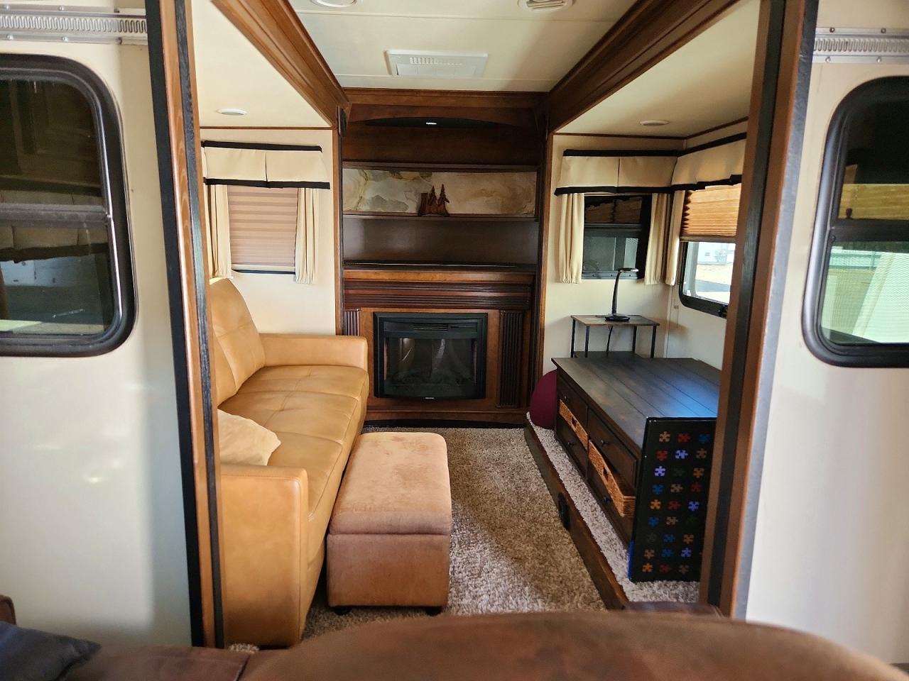 573FS4322F1103294 · 2015 GRAND DESI TRAILER · 5/10