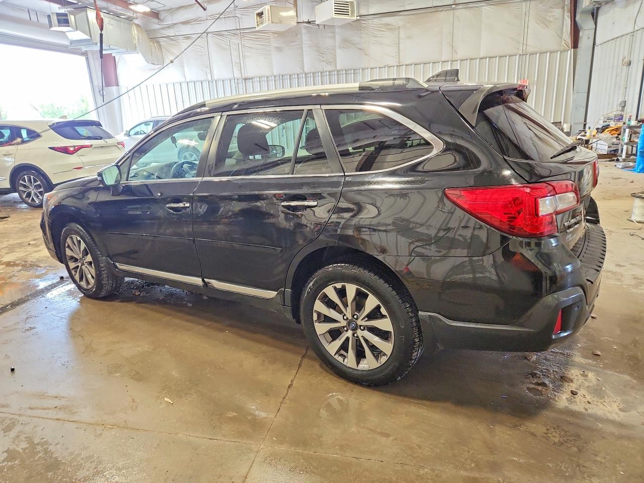 4S4BSATC1J3210133 · 2018 SUBARU OUTBACK · 2/12