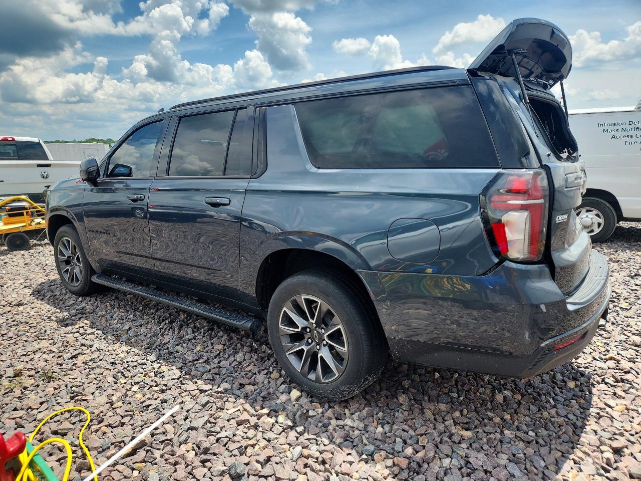 1GNSKDKD0MR334970 · 2021 CHEVROLET SUBURBAN · 2/13