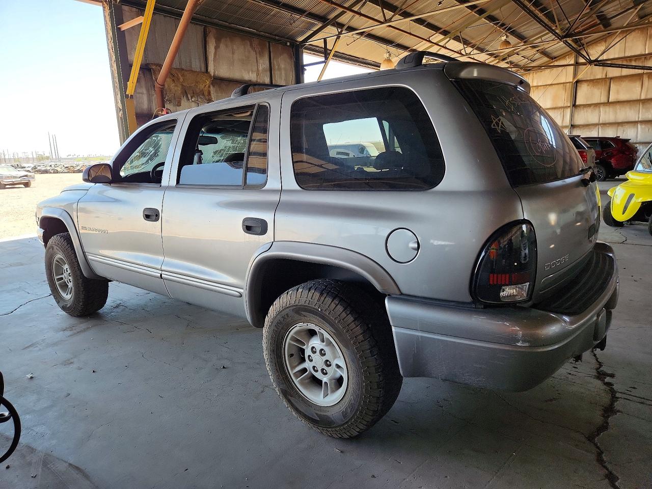 1B4HS28Z0YF131074 · 2000 DODGE DURANGO · 2/13