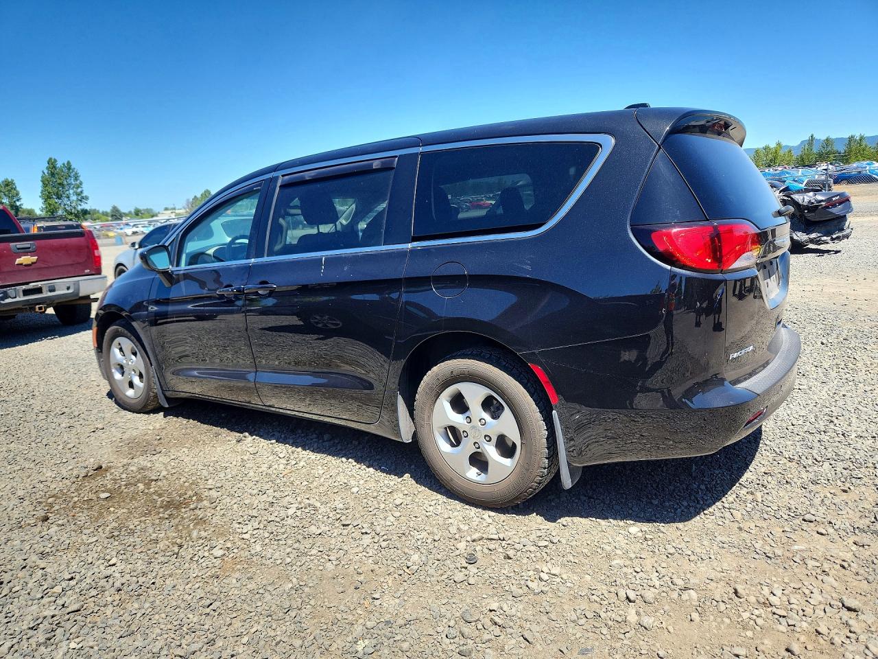 2C4RC1CG7HR747948 · 2017 CHRYSLER PACIFICA · 2/13