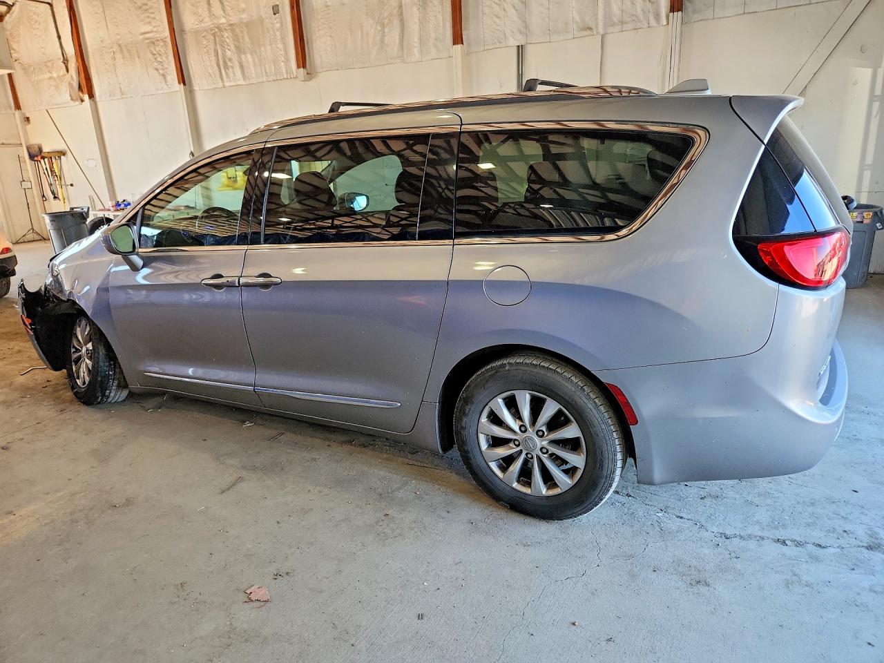 2C4RC1BG1JR120492 · 2018 CHRYSLER PACIFICA · 2/13
