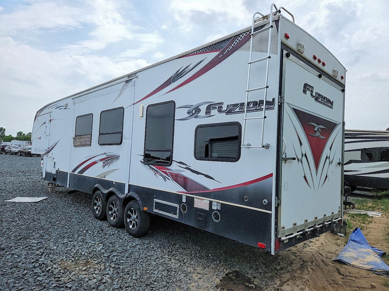 4YDF36032BF810077 · 2011 KEYSTONE FUZION · 3/10