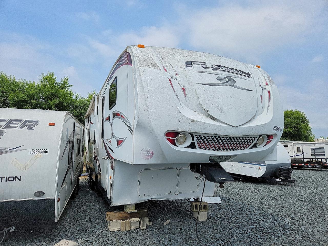 4YDF36032BF810077 · 2011 KEYSTONE FUZION