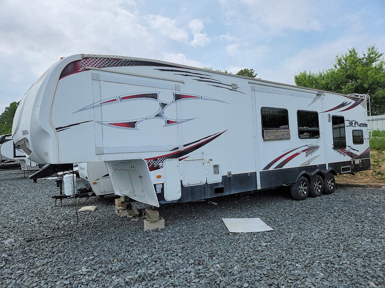 4YDF36032BF810077 · 2011 KEYSTONE FUZION · 2/10