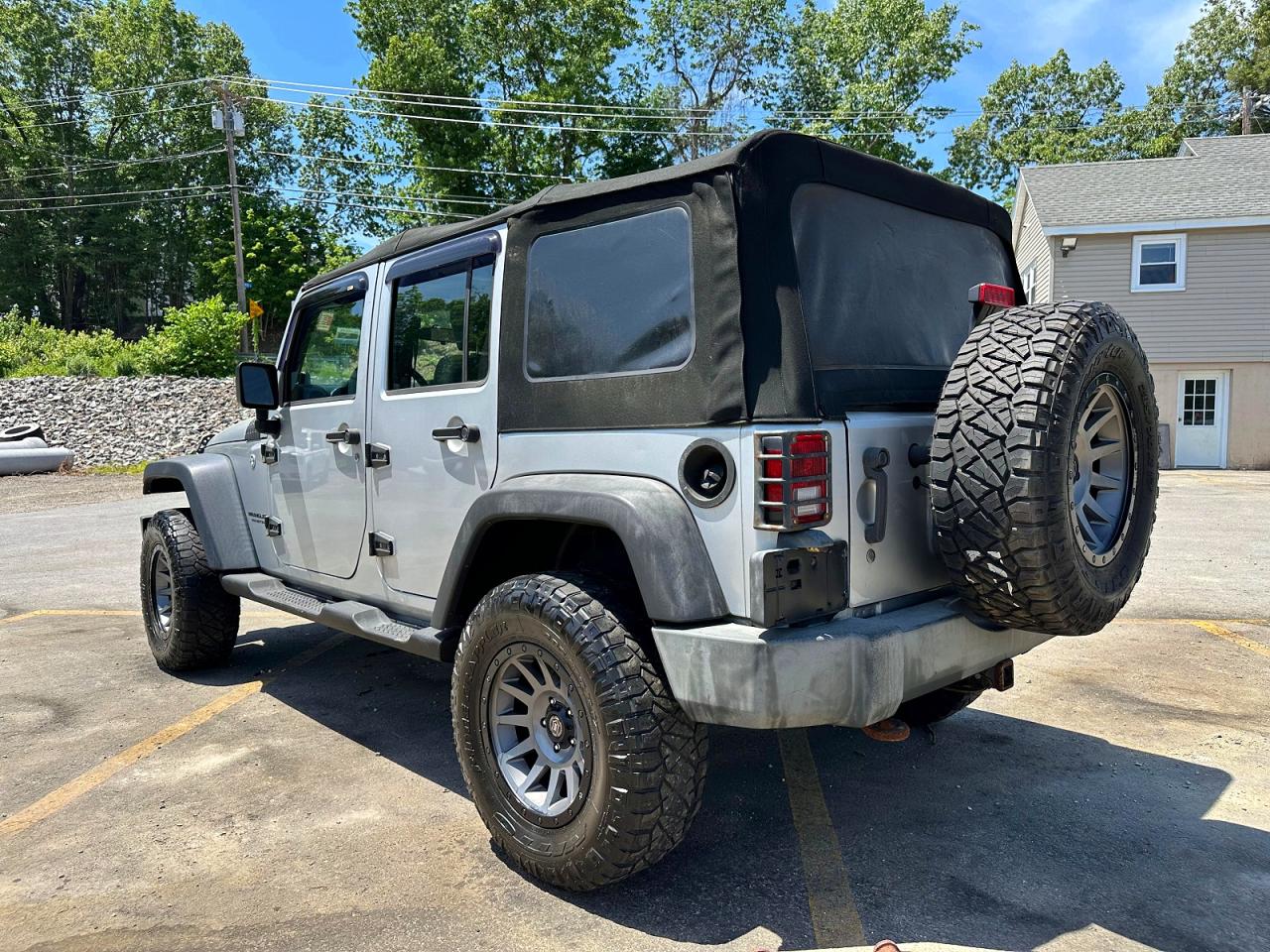1J4BA3H10AL100100 · 2010 JEEP WRANGLER UNLIMITED · 2/10