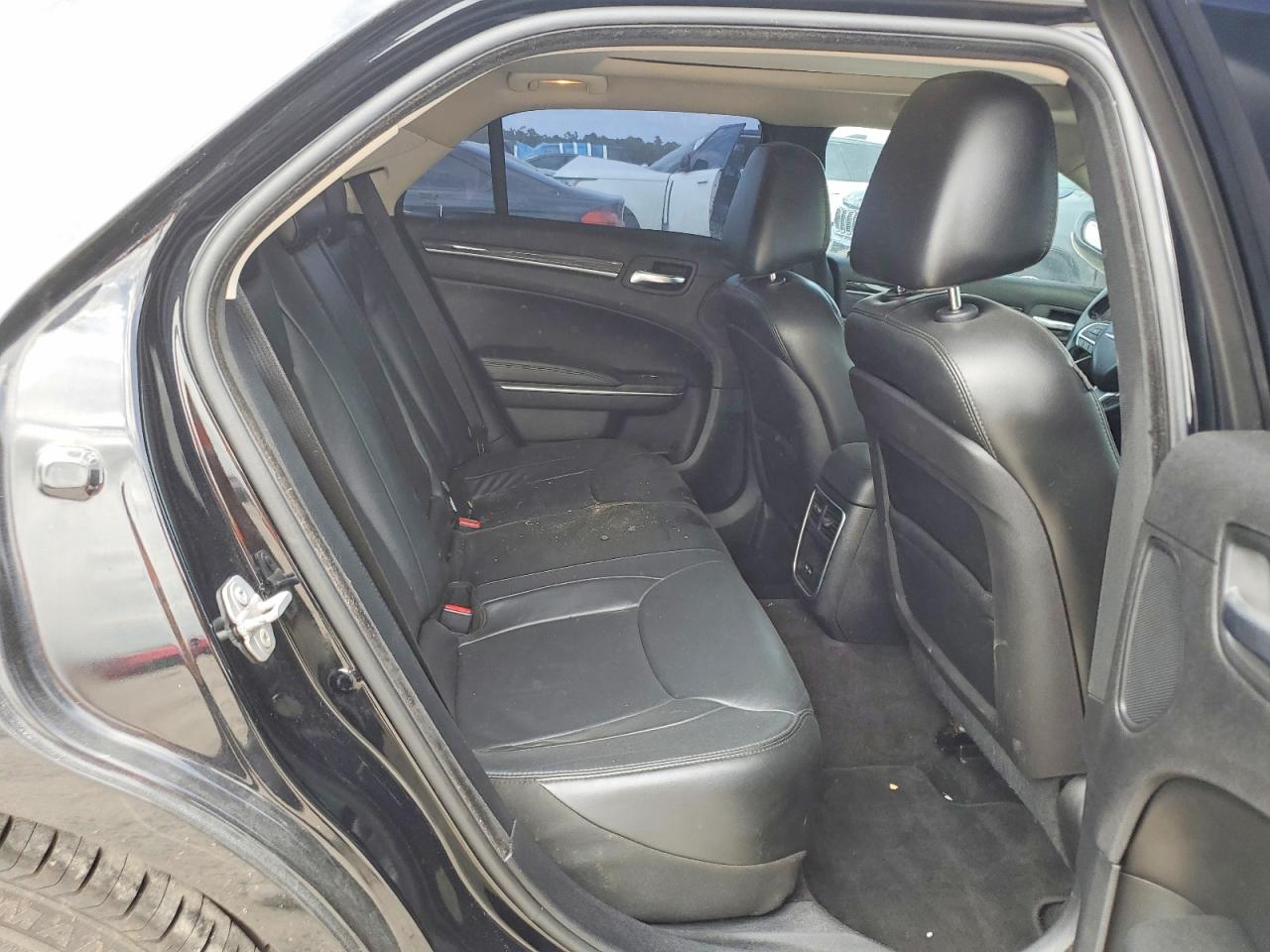 2C3CCAAG4GH207667 · 2016 CHRYSLER 300 · 10/12