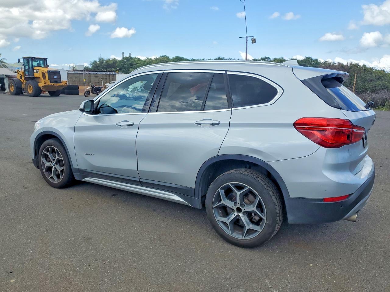 WBXHU7C32J5H39726 · 2018 BMW X1 · 2/13