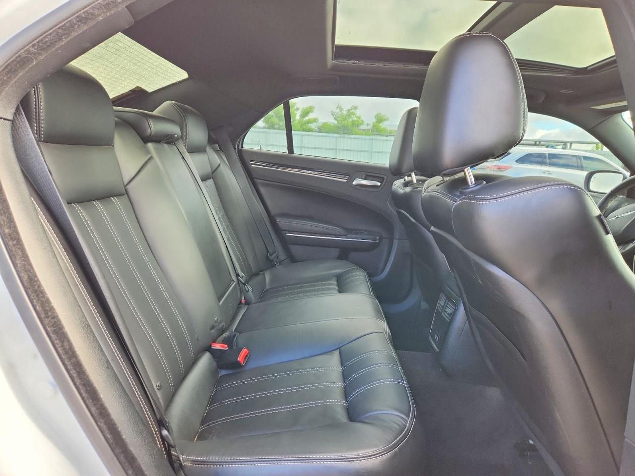 2C3CCABG0JH274580 · 2018 CHRYSLER 300 · 10/12