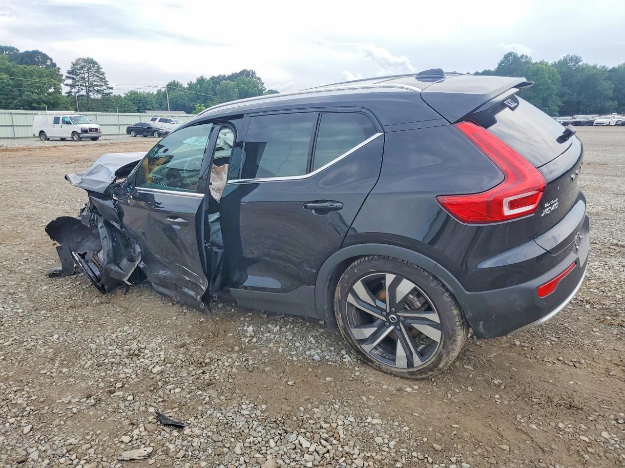 YV4L12UA4P2109601 · 2023 VOLVO XC40 · 2/13